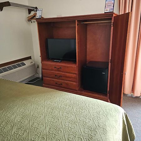 Knights Inn Маккино Сити Экстерьер фото
