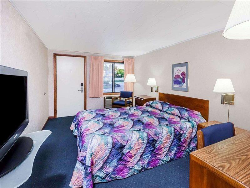 Knights Inn Маккино Сити Экстерьер фото