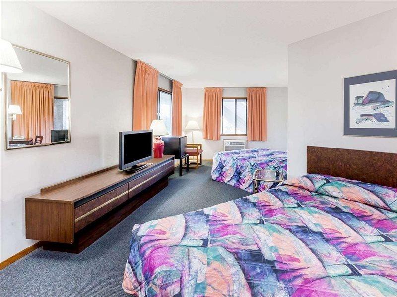Knights Inn Маккино Сити Экстерьер фото