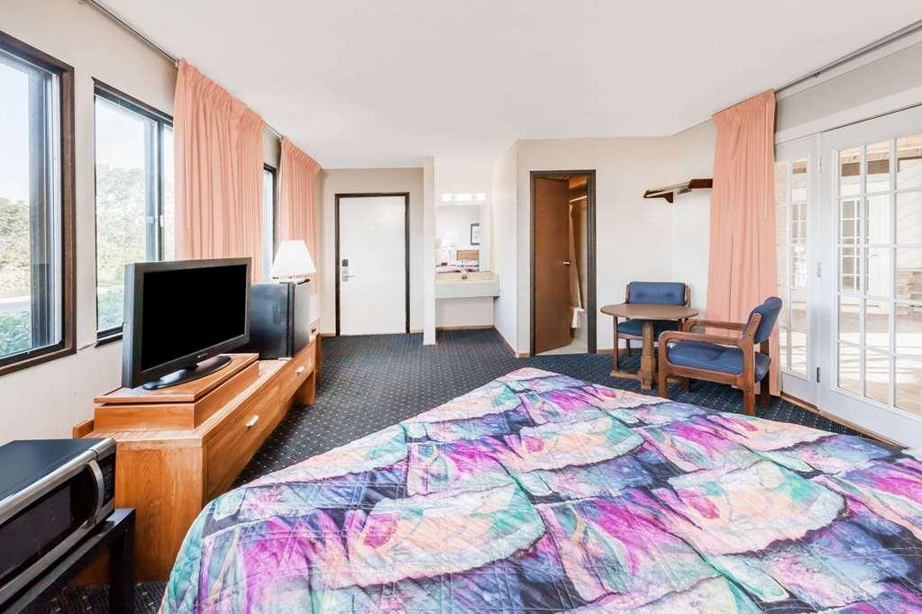 Knights Inn Маккино Сити Номер фото