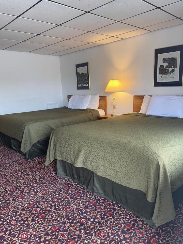Knights Inn Маккино Сити Экстерьер фото