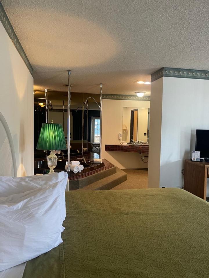 Knights Inn Маккино Сити Экстерьер фото