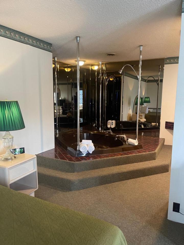 Knights Inn Маккино Сити Экстерьер фото