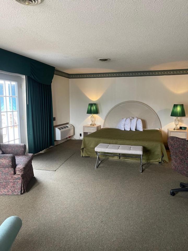 Knights Inn Маккино Сити Экстерьер фото
