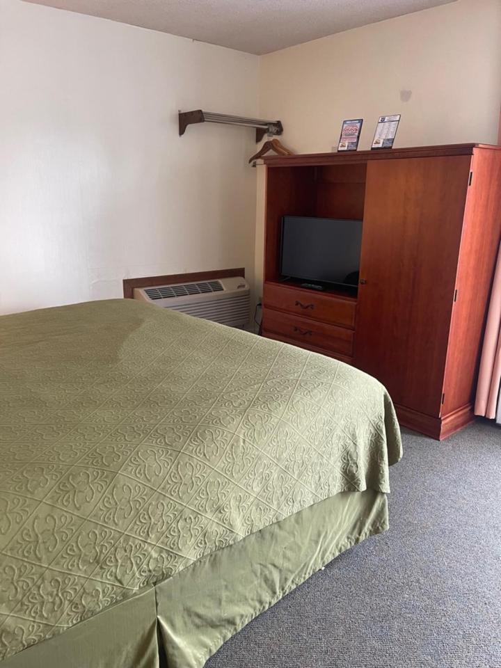 Knights Inn Маккино Сити Экстерьер фото