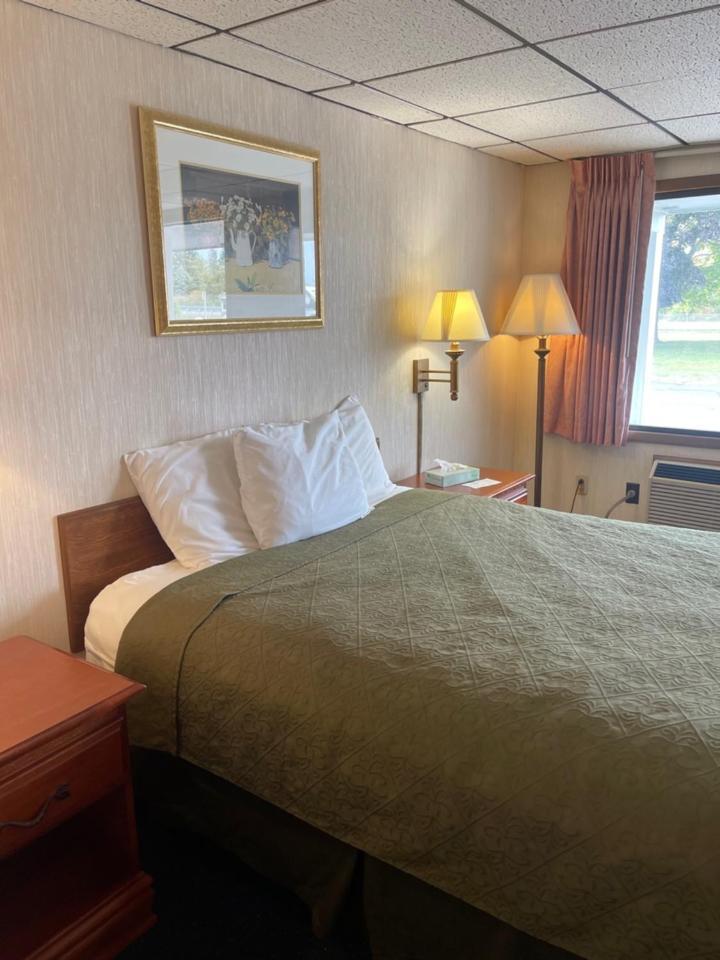 Knights Inn Маккино Сити Экстерьер фото