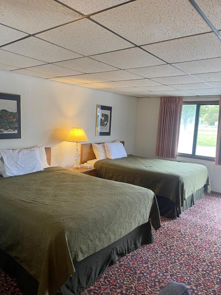 Knights Inn Маккино Сити Экстерьер фото