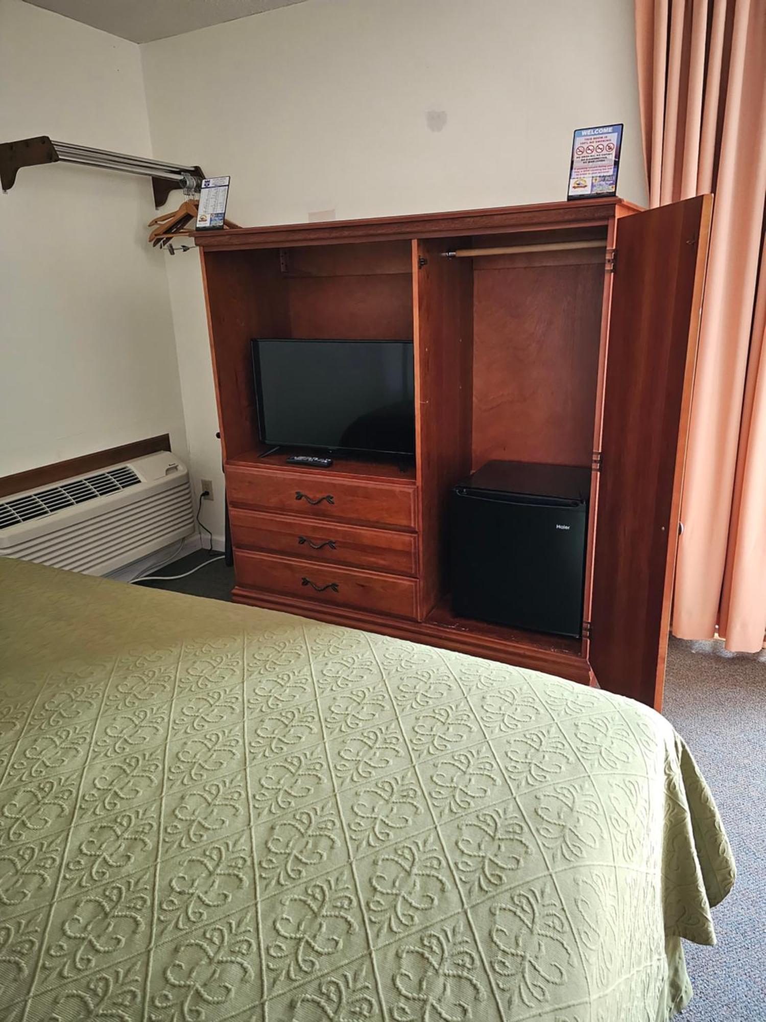 Knights Inn Маккино Сити Экстерьер фото