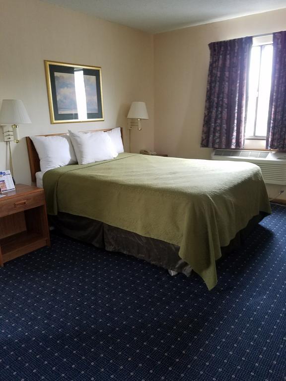 Knights Inn Маккино Сити Экстерьер фото