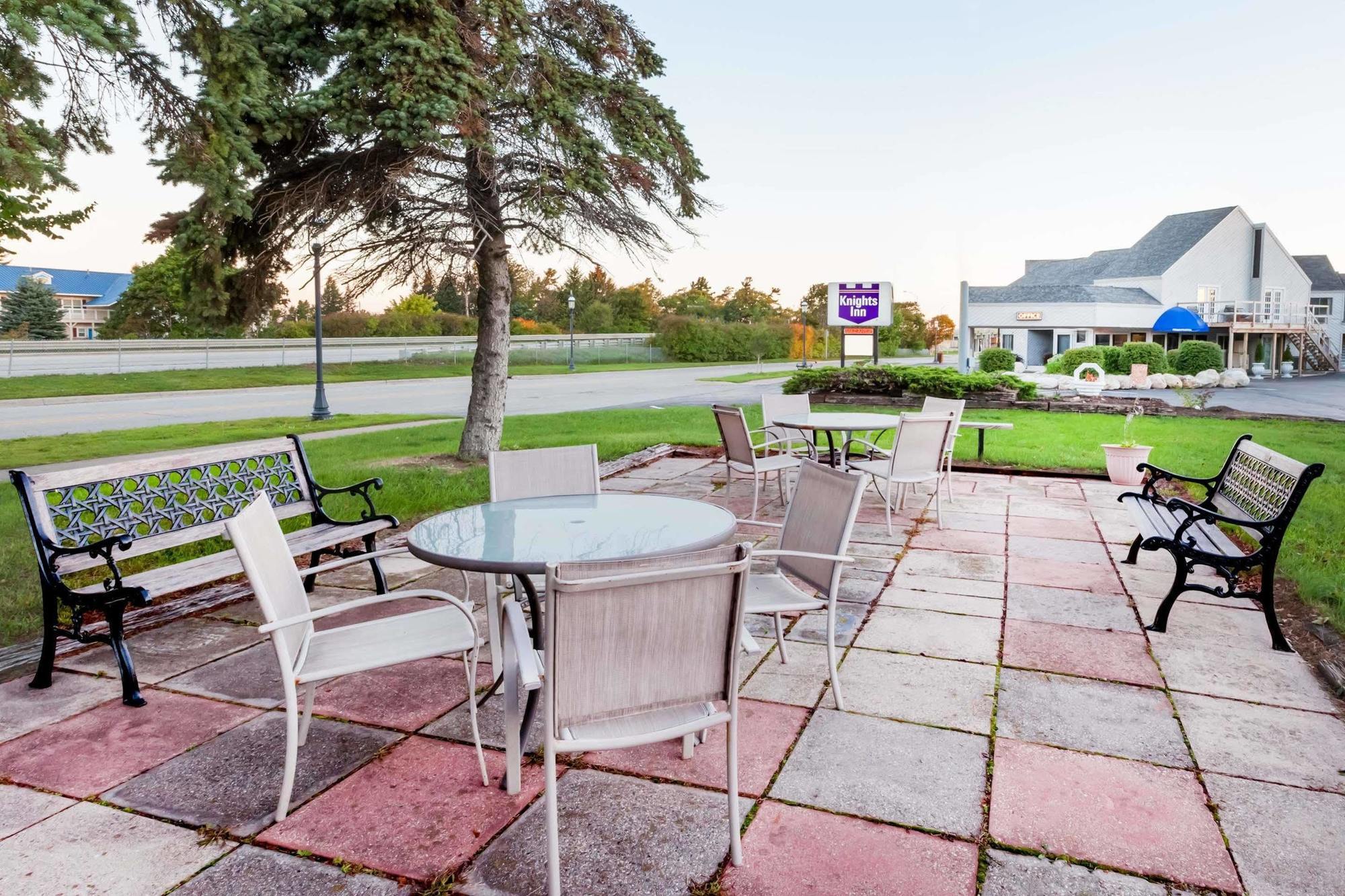 Knights Inn Маккино Сити Экстерьер фото