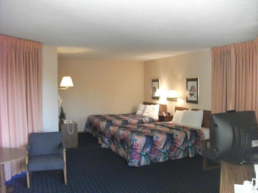 Knights Inn Маккино Сити Экстерьер фото