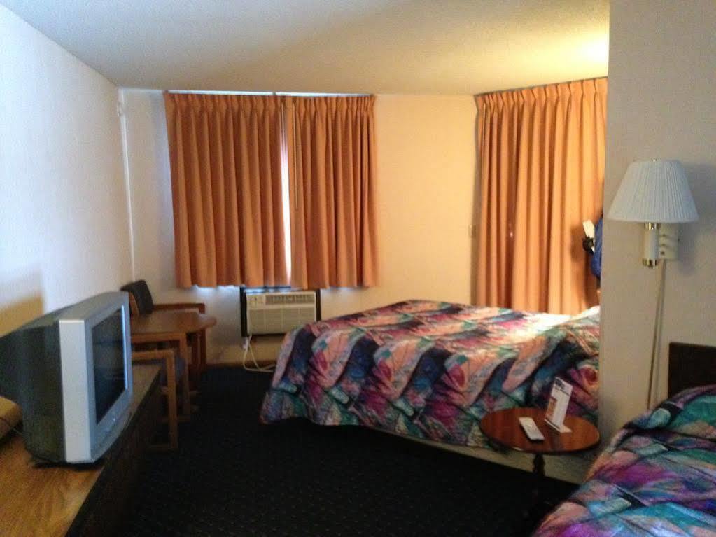 Knights Inn Маккино Сити Экстерьер фото