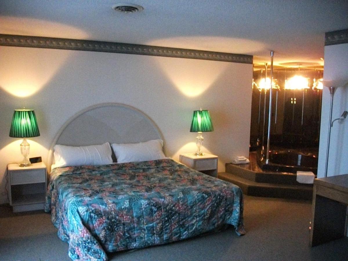 Knights Inn Маккино Сити Номер фото