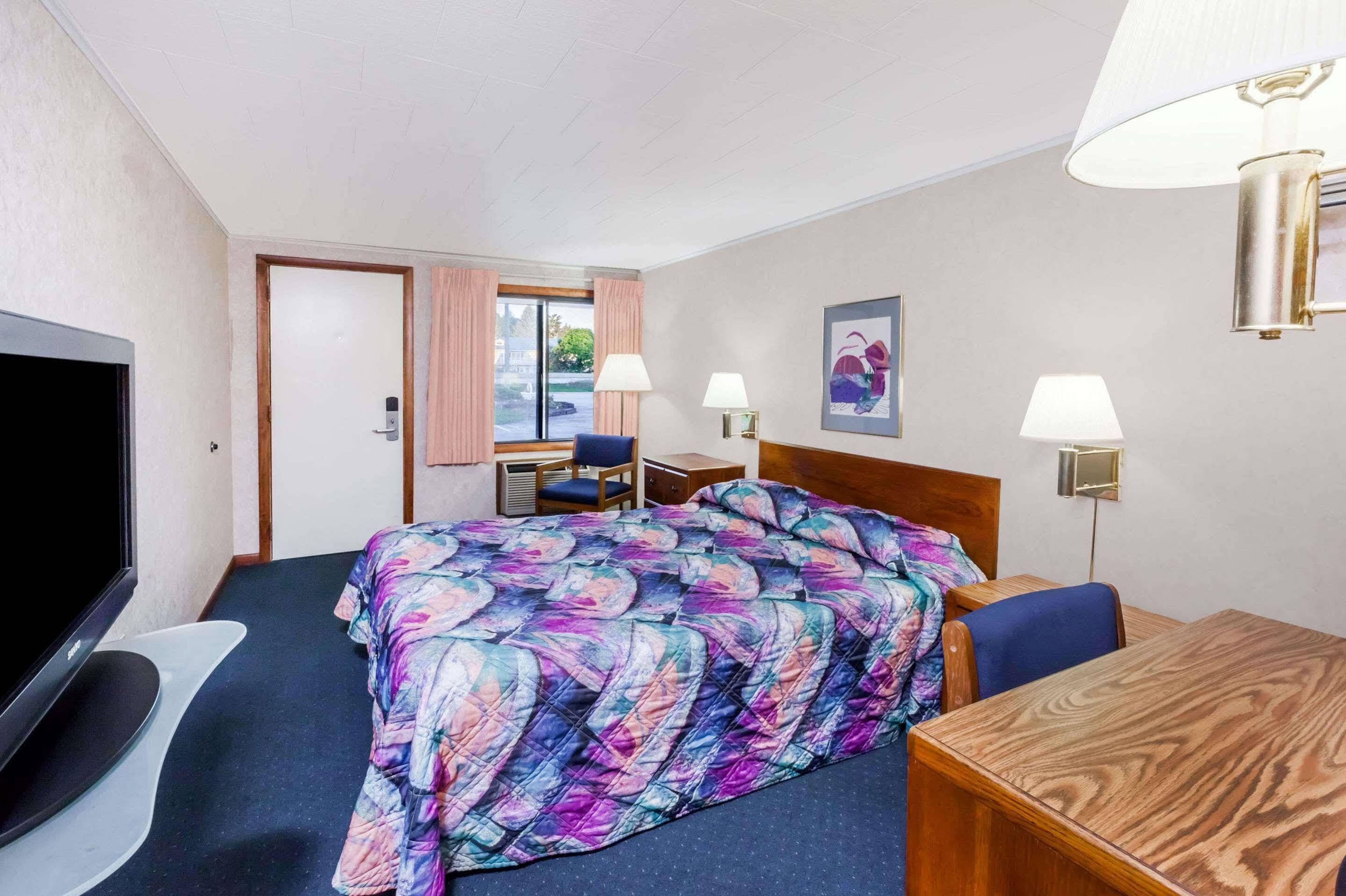 Knights Inn Маккино Сити Экстерьер фото